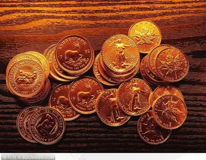 木质底上的黄金货币大图 木质底上的黄金货币大图