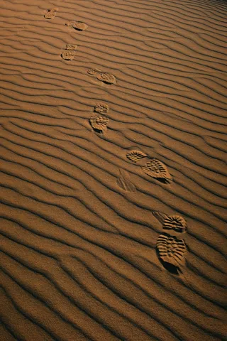 沙漠上脚印图片