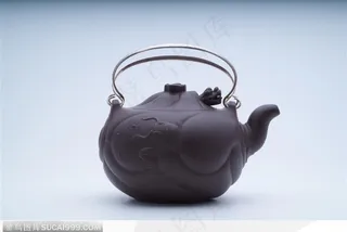 雕刻精美的褐色紫砂壶