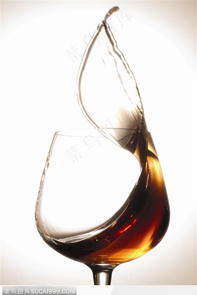 动感饮品-高脚杯中动感的酒