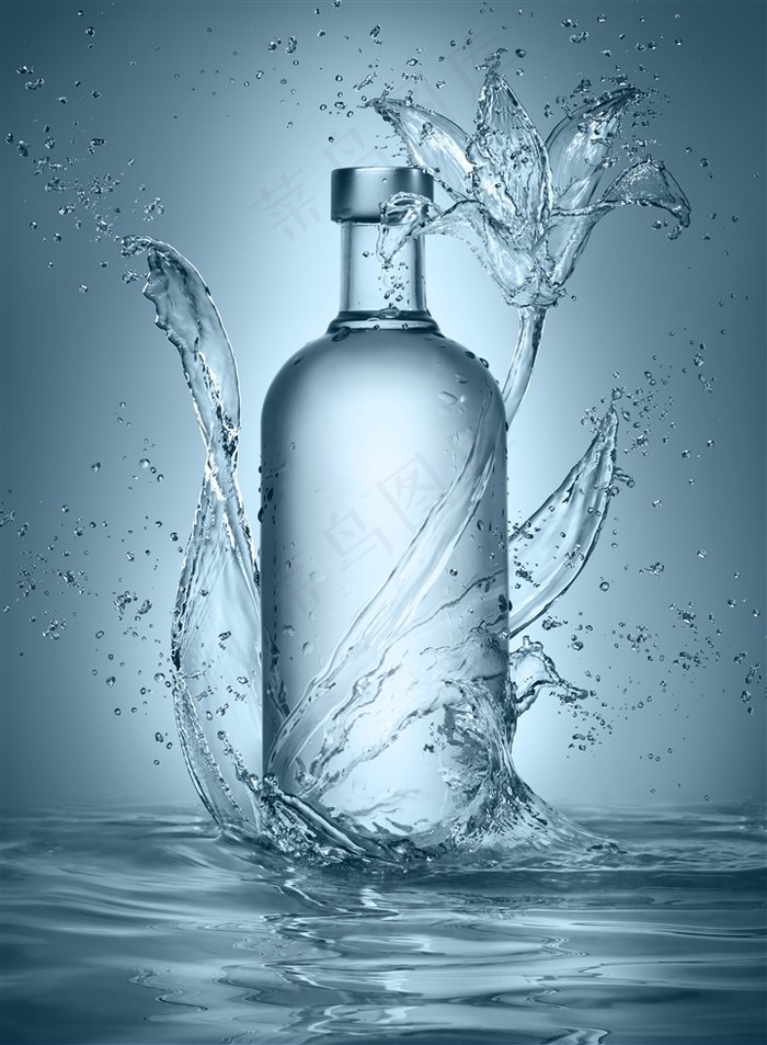 水流中的白色酒瓶