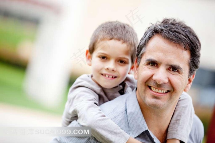 父亲背着孩子高清图片