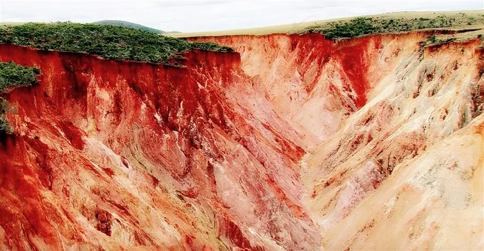 高峻的山崖土坡