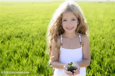 捧着小草的小女孩儿童图片