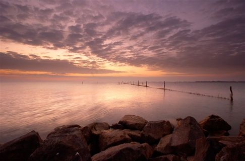 天空云彩与在海岸上的石头