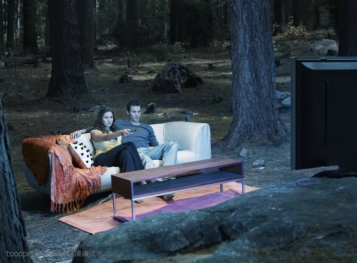 广告创意素材-森林中观看电视的夫妻