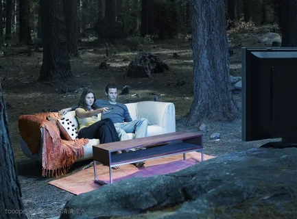 广告创意素材-森林中观看电视的夫妻