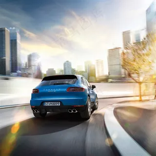 蓝色保时捷弯道疾驰摄影图