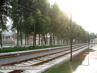 白天带远处火车从站台开来