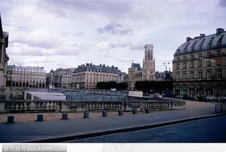 乌云下的广场和房屋车辆