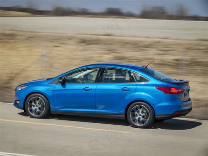 行驶在平原公路上的福特福克斯