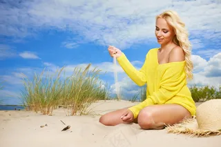 黄色羊毛衫美女图片