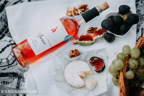 桌面上放倒的酒瓶