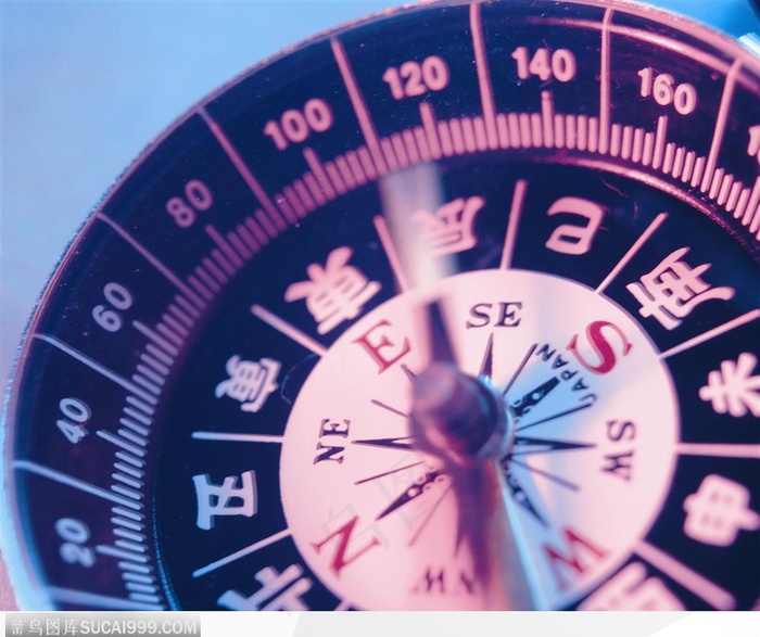 紫蓝色灯光下的指南针