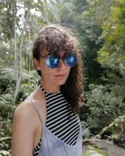 热带丛林墨镜美女图片 热带丛林墨镜美女图片