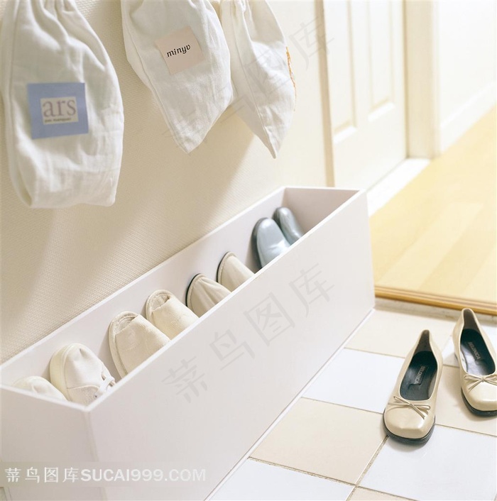 门口的放鞋收纳柜