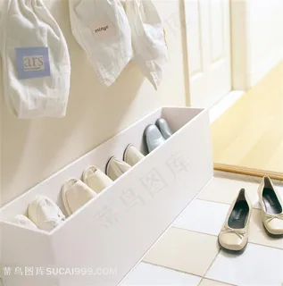 门口的放鞋收纳柜