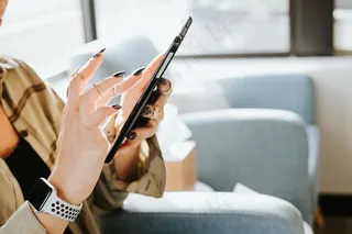 拿手机双手黑色美甲图片