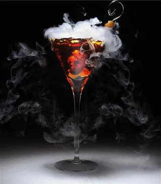 冒着烟的花式鸡尾酒