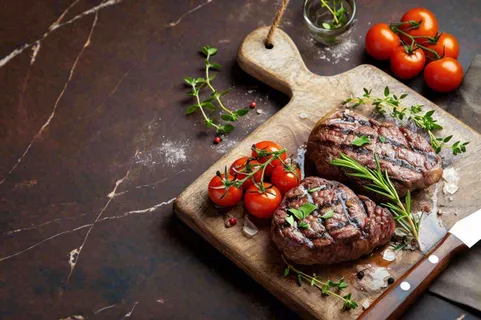 西餐美食牛肉羊肉烤肉扒类番茄食品摄影图