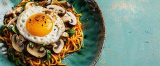 美食方便面鸡蛋意面西餐简餐摄影图