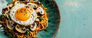 美食方便面鸡蛋意面西餐简餐摄影图