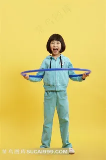 转呼啦圈的小女孩素材