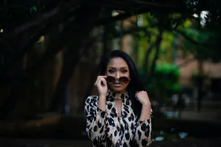 豹纹墨镜美女写真图片