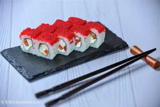 摆在桌上的三文鱼寿司摄影高清图片