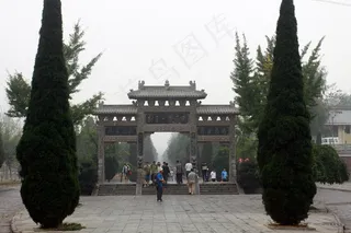 山门楼牌前的美人松