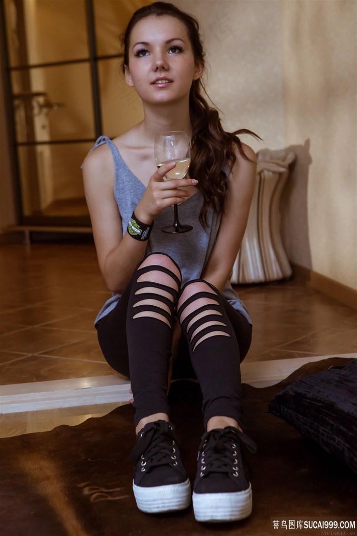 喝香槟的国外美女图片