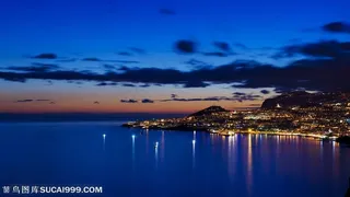 海边城市的繁华都市夜景