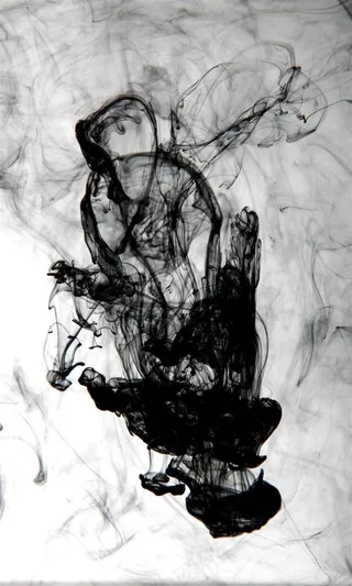 墨水在水中扩散高清图片