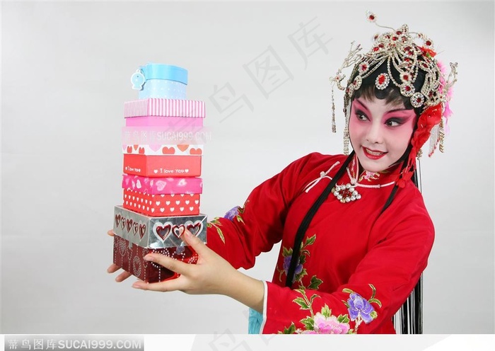 拿着礼物穿戏装的美女