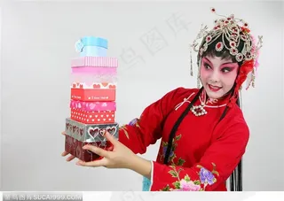 拿着礼物穿戏装的美女