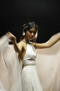 挂脖白色礼服美女图片