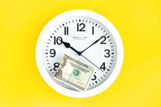 时钟黄色背景图片