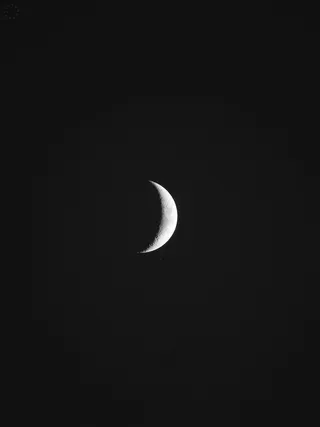 夜晚弯弯的月亮素材摄影