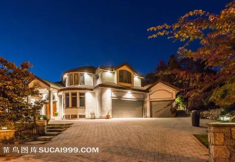 夜幕下的别墅外景