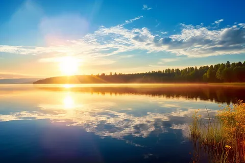 阳光明媚的一天,夏天的早晨,平静的湖面太阳落在平静的湖面上摄影图 阳光明媚的一天,夏天的早晨,平静的湖面太阳落在平静的湖面上摄影图
