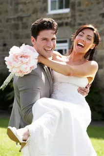 开心大笑的新婚夫妻