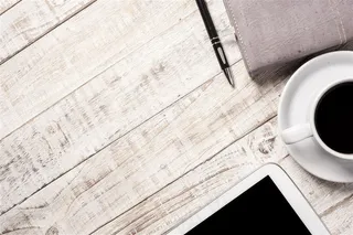 白色桌上的平板和咖啡