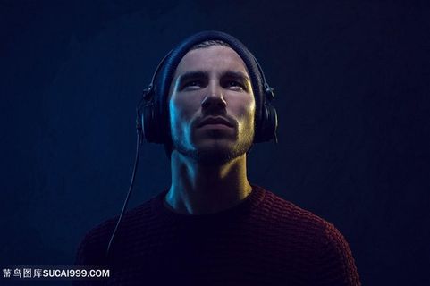 戴耳机的外国男人高清图