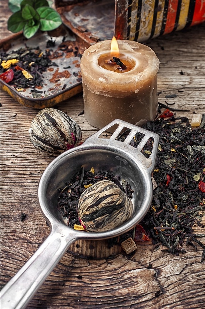 木板上的茶叶和茶具