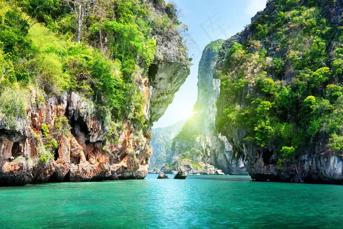 海上青山绿水山水风景图片