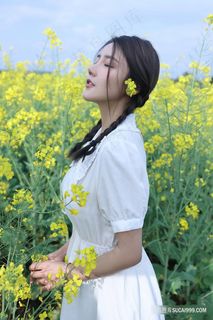 油菜花丛中的清纯美女夏西美女户外写真精品套图