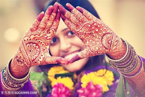 双手纹身的国外美女高清图