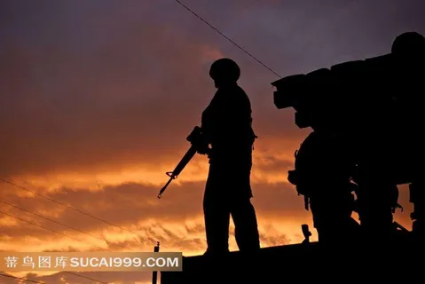晚霞中警戒的士兵 晚霞中警戒的士兵