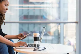 办公室美女电脑工作图片