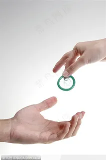 两性计生-递给避孕套